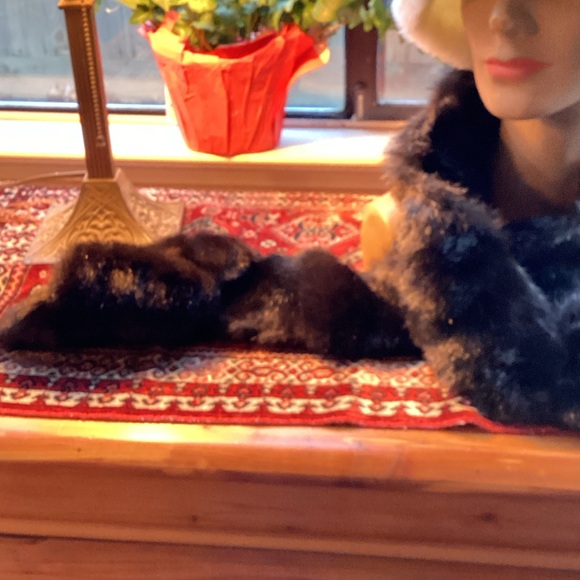 Elegant Black Faux Fur Scarf - Picture 3 of 3